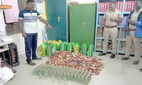 மதுபானங்களை பறிமுதல் செய்த போலீசார்.
