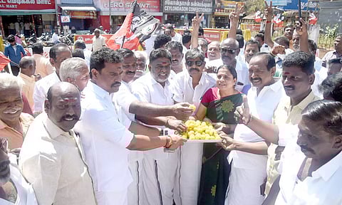 அ.தி.மு.க.வினர் பொது மக்களுக்கு இனிப்புகள் வழங்கினர்.