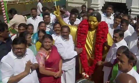 அதிமுக தலைமை அலுவலகத்தில் ஜெயலலிதா சிலைக்கு ஈ.பி.எஸ் மரியாதை