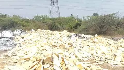 திருவள்ளூர் அருகே தொழிற்சாலை கழிவுகள் ஏரியில் கொட்டி எரிப்பு- கிராம மக்கள் குற்றச்சாட்டு