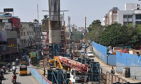 மெட்ரோ ரெயில் பணியில் விபத்து: போலி சான்றிதழ் தயாரித்து கிரேன் ஆபரேட்டரை சேர்த்த 2 என்ஜினீயர்கள் கைது