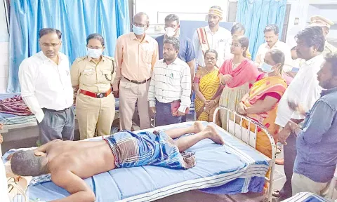சிகிச்சை பெற்று வரும் மீனவர்களுக்கு கலெக்டர் மகாபாரதி ஆறுதல் கூறினார்.