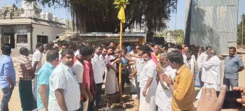 கோவில் திருவிழாவை முன்னிட்டு பந்தக்கால் நடும் விழா