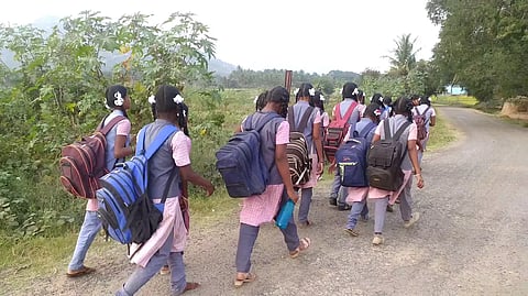 பேருந்து வசதியின்றி நடந்து செல்லும் மாணவிகள்.&nbsp;