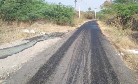 ரோட்டில் வழிந்தோடிய ஆசிட் வெள்ளம்