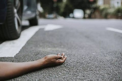 மொபட் மீது கார் மோதி பெண் பலி