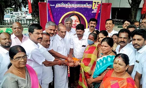 பொது மக்களுக்கு இணிப்புகள் வழங்கிய காட்சி.