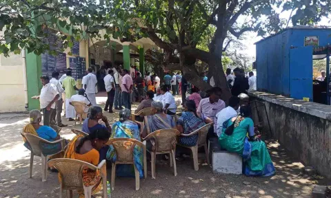 முன்புற வாயில்  உள்ளிட்ட இடங்களில் கூட்டமாக அமர்ந்து கொண்டுருந்த பொது மக்களை படத்தில் காணலாம் .