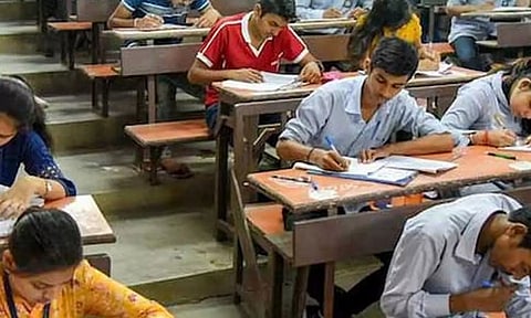 தமிழகம் முழுவதும் 280 இடங்களில் நடந்த குரூப்-2 தேர்வில் 'திடீர்' குளறுபடி