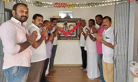 பல்லடம் சட்டமன்ற உறுப்பினர் அலுவலகத்தில் ஜெயலலிதா  பிறந்தநாள் கொண்டாடப்பட்ட போது எடுத்த படம்.