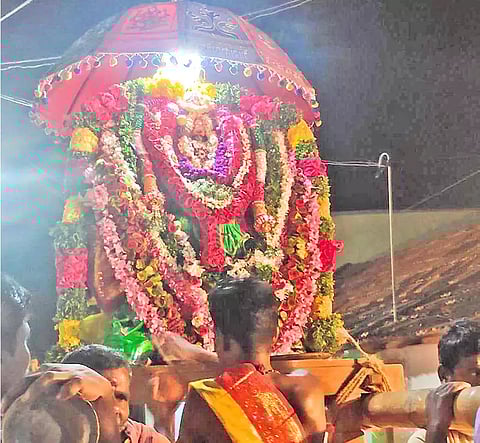 திருவிழாவில் சப்பர பவனி நடைபெற்ற காட்சி.