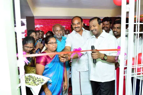 புதிய கட்டிடத்தினை நாலுமாவடி இயேசு விடுவிக்கிறார் ஊழிய நிறுவனர் மோகன் சி லாசரஸ் ரிப்பன் வெட்டி திறந்து வைத்தபோது எடுத்த படம். அருகில் யூனியன் சேர்மன் ஜனகர், பஞ்சாயத்து தலைவர் பானுப்பிரியா பாலமுருகன் உள்பட பலர் உள்ளனர்.