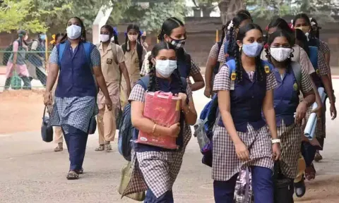 மாணவிகளை பின்தொடர்ந்த இளைஞர்களுக்கு போலீசார் எச்சரிக்கை