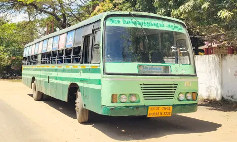 ஜப்தி செய்யப்பட்ட அரசு பஸ்.