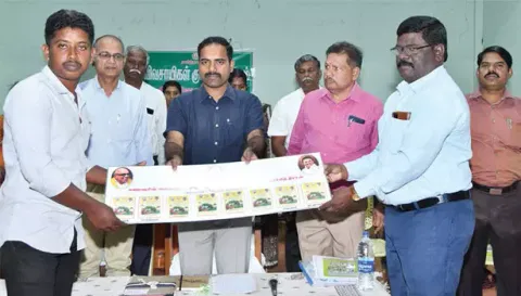 கூட்டத்தில் தோட்டகலைத்துறையின் சார்பில் விவசாயிகளுக்கு நலத்திட்ட உதவிகளை கலெக்டர் மதுசூதன்ரெட்டி வழங்கினார்.