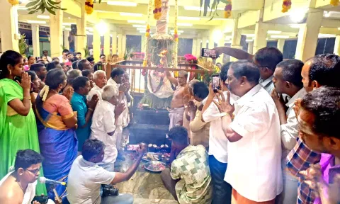 கொடிமரத்திற்கு தீபாராதனை நடைபெற்றபோது எடுத்த படம்.