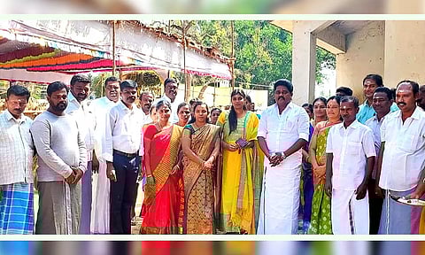 அடிக்கல் நாட்டுவிழாவில் கலந்து கொண்டவர்களை படத்தில் காணலாம்.