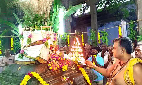 கொடிமரத்திற்கு தீபாராதனை நடைபெற்றபோது எடுத்தபடம்.