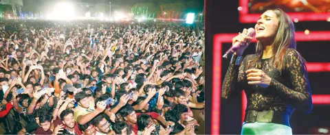 வி.ஐ.டி. ரிவேரா கலைவிழாவில் நடிகை ஆண்ட்ரியா மாணவ, மாணவிகளை பாட்டு பாடி உற்சாகபடுத்திய காட்சி.