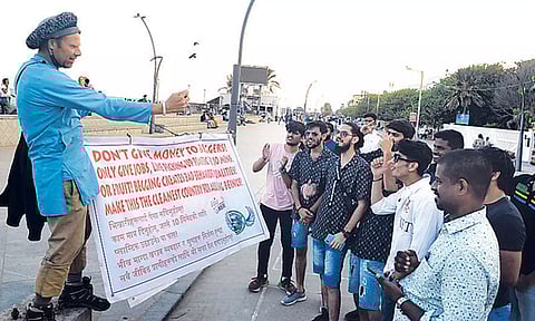 புதுவை கடற்கரை சாலையில் பிளாஸ்டிக் பொருட்களுக்கு எதிராக வெளிநாட்டுகாரர் நூதன பிரசாரம்