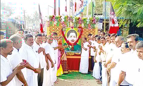 ஜெயலலிதா உருவப்படத்திற்கு மலர்தூவி மரியாதை செலுத்திய காட்சி.