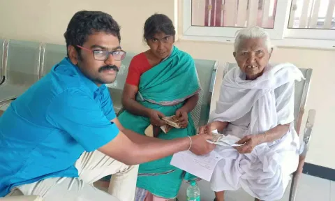 வீட்டுவரி செலுத்த&nbsp; வந்த மூதாட்டியை படத்தில் காணலாம்.&nbsp;