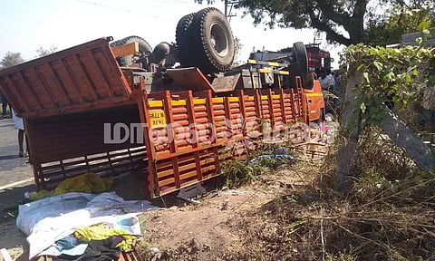 விபத்துக்குள்ளான சரக்கு வேன் கவிழ்ந்து கிடப்பதை காணலாம். 