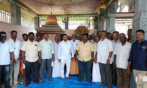 நாவற்குளம் பாலமுருகன் கோவில் புதிய நிர்வாகிகளுக்கு ஊராட்சி மன்ற தலைவர் வெங்கடேசன் வாழ்த்து தெரிவித்தார்.