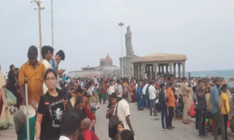 கன்யாகுமரி கடற்கரையில் குவிந்திருந்த சுற்றுலா பயணிகளை படத்தில் காணலாம்.