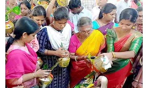 &nbsp;பக்தர்கள் ராகவேந்திரருக்கு பால் அபிஷேகம் செய்த காட்சி.