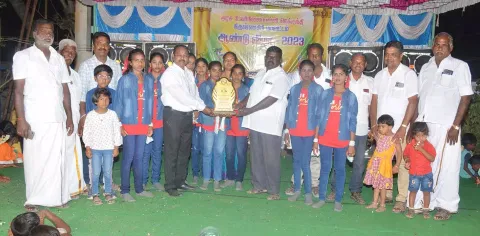 பள்ளி ஆண்டு விழாவில் மாணவர்களுக்கு பரிசு