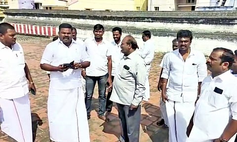 சங்கரன்கோவில் சங்கரநாராயண சுவாமி கோவில் கும்பாபிஷேக பணிகளை ராஜா  எம்.எல்.ஏ. ஆய்வு செய்த காட்சி.