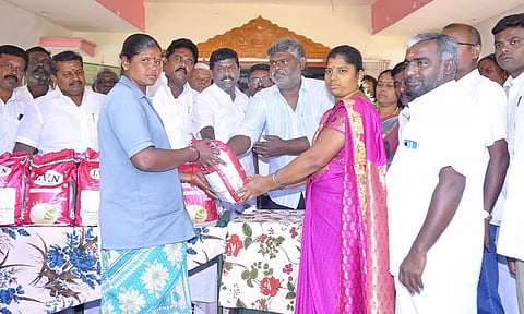 சாம்பவர்வடகரை பேரூராட்சியில் தூய்மை பணியாளர்களுக்கு நலத்திட்ட உதவிகள் வழங்கிய போது எடுத்த படம்.