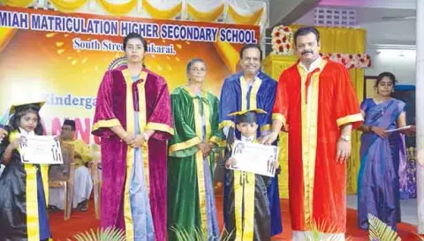 இஸ்லாமியா பள்ளியில் நடந்த விழாவில் தாளாளர் எம்.எம்.கே. முகைதீன் இப்ராஹிம் தலைமையில் முகமது சதக் பாலிடெக்னிக் கல்லூரி முதல்வர் அலாவுதீன் குழந்தைகளுக்கு பட்டம் வழங்கினார்.&nbsp;