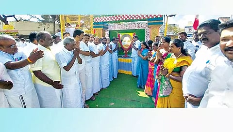 ஜெயலலிதா படத்துக்கு மாவட்ட செயலாளர் அசோகன் தலைமையில் ஓ.பன்னீர்செல்வம் ஆதரவாளர்கள் மலர்தூவி மரியாதை செலுத்தினர்.