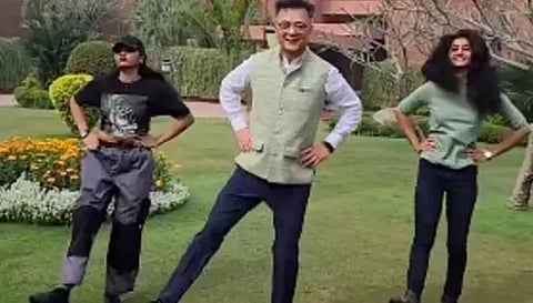 ஆர்.ஆர்.ஆர் படத்தில் இடம்பெற்ற நாட்டு நாட்டு பாடலுக்கு நடனமாடிய தென்கொரிய தூதர்- ஊழியர்கள்