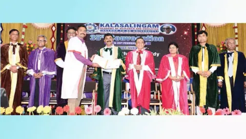 விழாவில் ஒரு மாணவிக்கு சென்னை ஐகோர்ட்டு நீதிபதி ஸ்ரீமதி பட்டம் வழங்கினார். அருகில் காளீஸ்வரி கல்லூரி செயலாளர் ஏ.பி. செல்வராஜன் உள்ளார்.