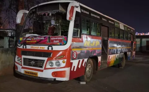 மேட்டுப்பாளையம் அருகே தனியார் பஸ் மீது கல்வீச்சு-டிரைவர் மண்டை உடைப்பு