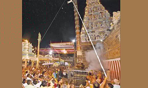 பிரம்மோற்சவ விழா கொடியேற்றத்துடன் தொடங்கியபோது எடுத்த படம்.