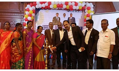 சித்தா ஆயுர்வேதிக் குறித்த விழிப்புணர்வு கருத்தரங்கை குத்துவிளக்கு ஏற்றி தொடங்கி வைத்த காட்சி.