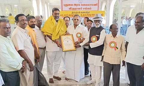 103 முறை ரத்ததானம் செய்த வெற்றிச்செல்வனுக்கு சேவா ரத்னா விருதை சபாநாயகர் ஏம்பலம் செல்வம் வழங்கிய காட்சி.