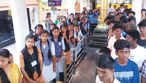ரகுநாதபுரம் வல்லபை அய்யப்பன் கோவிலில் மாணவர்கள் வழிபாடு