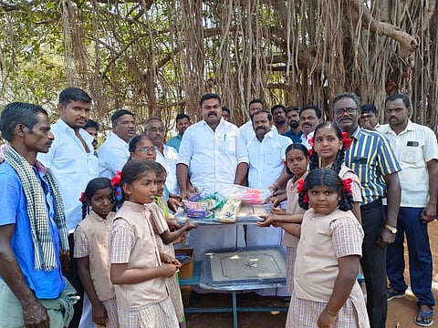 தென்காசி வடக்கு மாவட்ட தி.மு.க. செயலாளர் ராஜா எம்.எல்.ஏ., மாணவ, மாணவிகளுக்கு விளையாட்டு உபகரணங்களை வழங்கியபோது எடுத்த படம்.