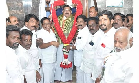 எடப்பாடி பழனிச்சாமிக்கு புதுவை அ.தி.மு.க. செயலாளர் அன்பழகன் வெள்ளி வேல் வழங்கி வாழ்த்து தெரிவித்த காட்சி.