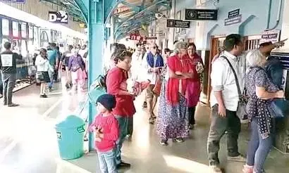 நீலகிரிக்கு சுற்றுலா வந்த சுற்றுலா பயணிகள் ஊட்டி மலைரெயில் நிலையத்தில் குவிந்திருந்த காட்சி.