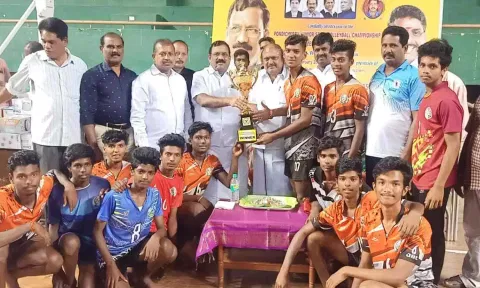 வாலிபால் போட்டியில் வெற்றி பெற்ற அணிகளுக்கு செல்வகணபதி எம்.பி., கென்னடி எம்.எல்.ஏ. ஆகியோர் பரிசு கோப்பை வழங்கிய காட்சி.
