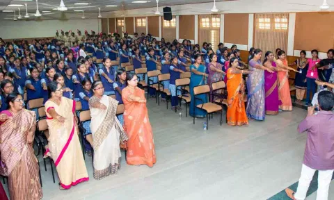 நிகழ்ச்சியில் பங்கேற்ற மாணவர்களை படத்தில் காணலாம்.