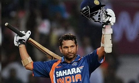 மும்பை வான்கடே மைதானத்தில் சச்சின் சிலை- ரசிகர்கள் கொண்டாட்டம்