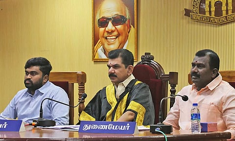 கூட்டத்தில் மேயர் சரவணன் பேசிய காட்சி. அருகில் துணைமேயர் கே.ஆர்.ராஜூ, மாநகராட்சி கமிஷனர் சிவகிருஷ்ணமூர்த்தி.