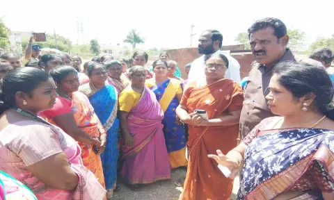 ரெயில்வே சுரங்கப்பாதை வரைபடத்தில் உள்ளது போல் இல்லை என்று கூறி பொதுமக்கள் மறியல்